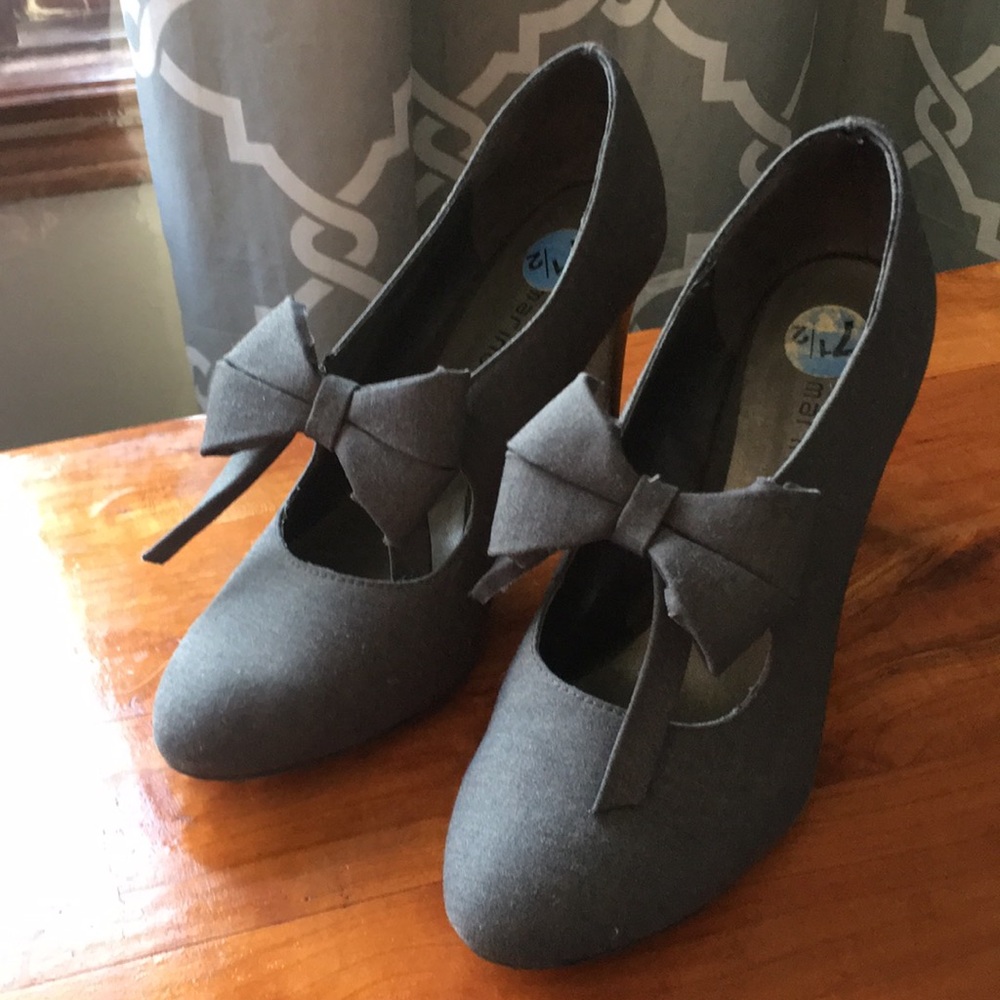 Charcoal gray pumps with bows. (7 1/2)
